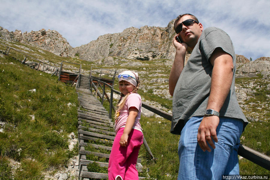 Для удобства и безопасности туристов к пещере ведет вот такая деревянная лестница Республика Алтай, Россия