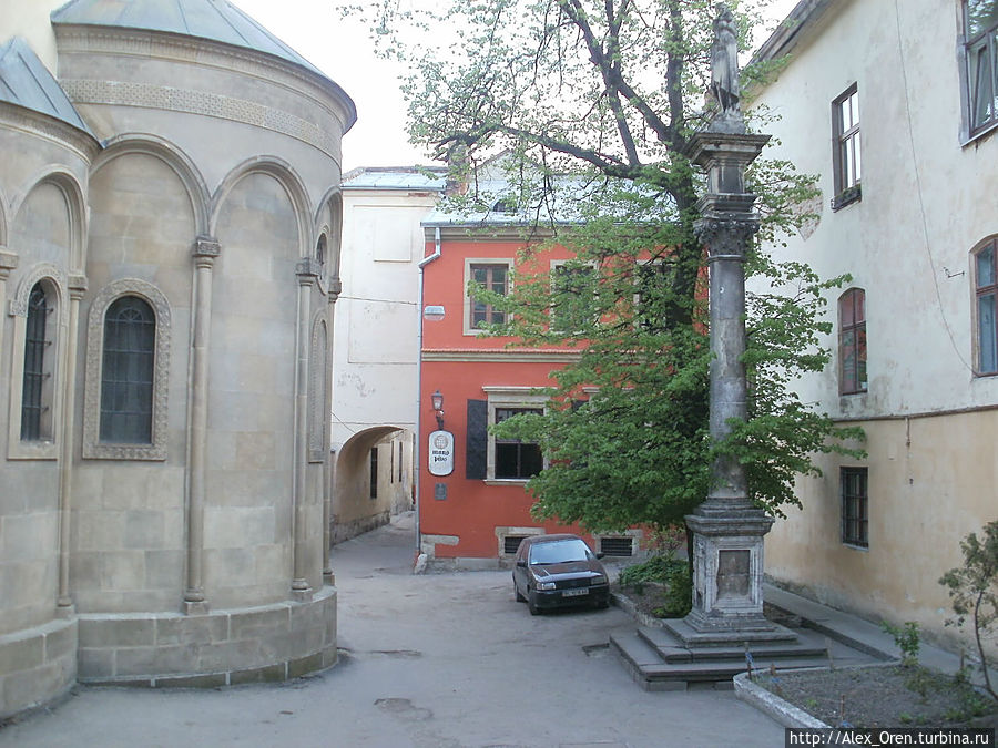 Во дворе колонна со статуей Св. Христофора и деревянный барельеф Голгофа построены в 1720-х годах. Львов, Украина