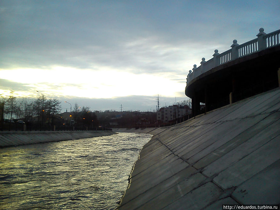 А это — их балкончик над рекой Кача Красноярск, Россия
