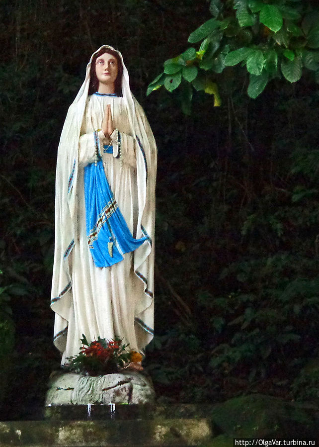 В кемпинге есть даже статуя девы Марии, которую принято попросить перед выходом к вулкану, чтобы  тот не проснулся Булусан, Филиппины