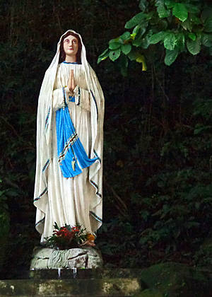 В кемпинге есть даже статуя девы Марии, которую принято попросить перед выходом к вулкану, чтобы  тот не проснулся