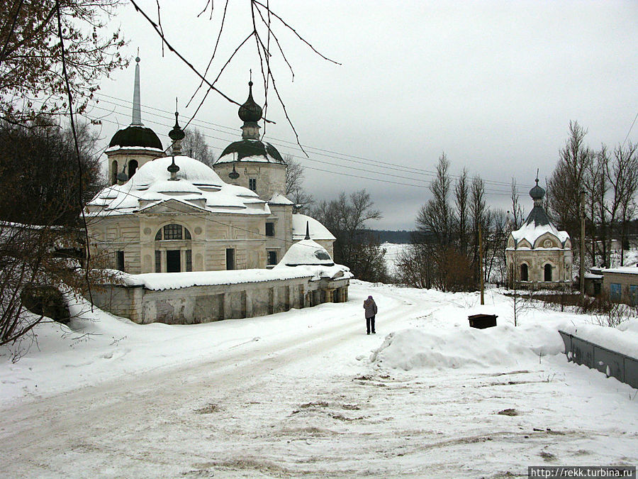 Если спуститься к Волге можно увидеть заброшенную Церковь Параскевы Пятницы — Рождества Богородицы. Таких двойных названий больше нет нигде в России.