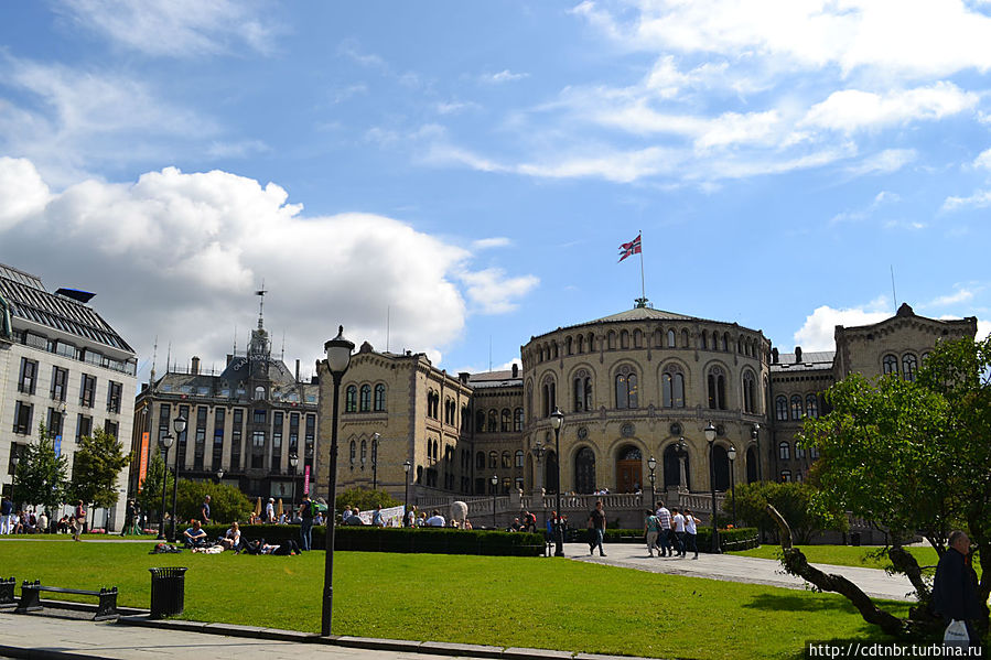 Норвежский парламент, и рядом Гранд-отель. Осло, Норвегия