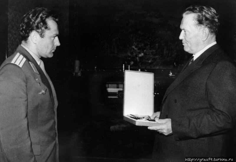 Герман Титов. Вручение Ордена Звезды Югославии с лентой (19 сентября 1962).(Из Интернета)