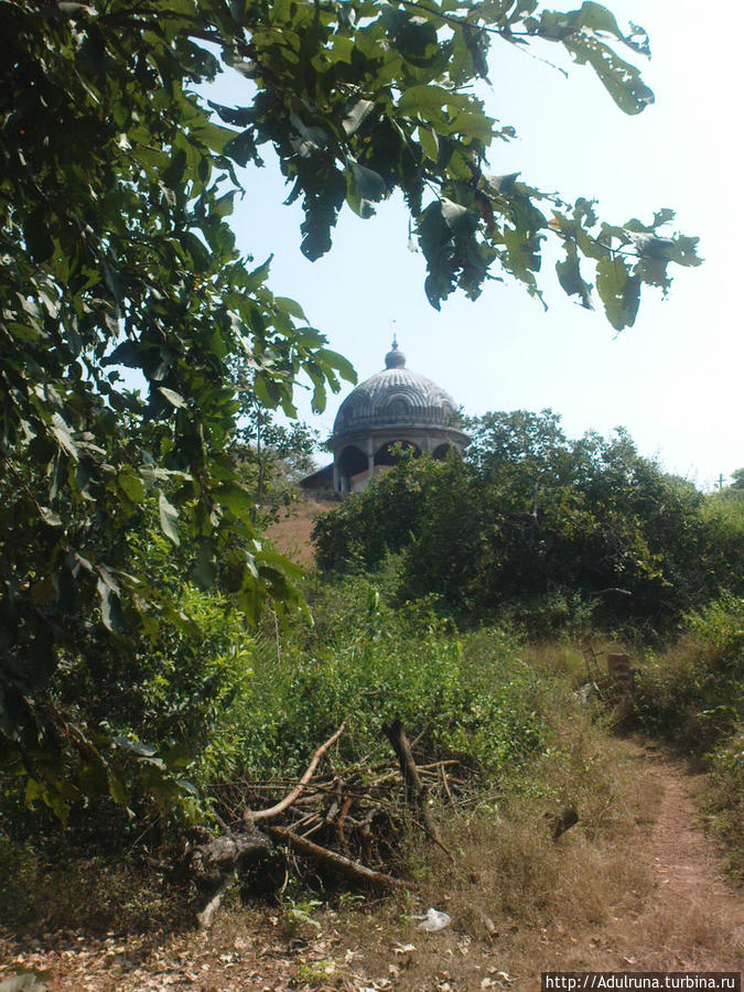 Храм вдалеке... Он Разрушен и так манит его сследовать... Арамболь, Индия