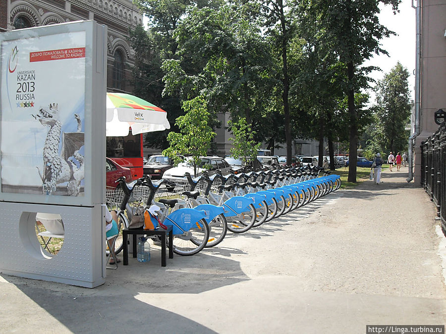 К Универсиаде в Казани появились очень симпатичные велосипеды, которые можно взять в аренду. Пока их охраняют. Казань, Россия