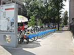 К Универсиаде в Казани появились очень симпатичные велосипеды, которые можно взять в аренду. Пока их охраняют.