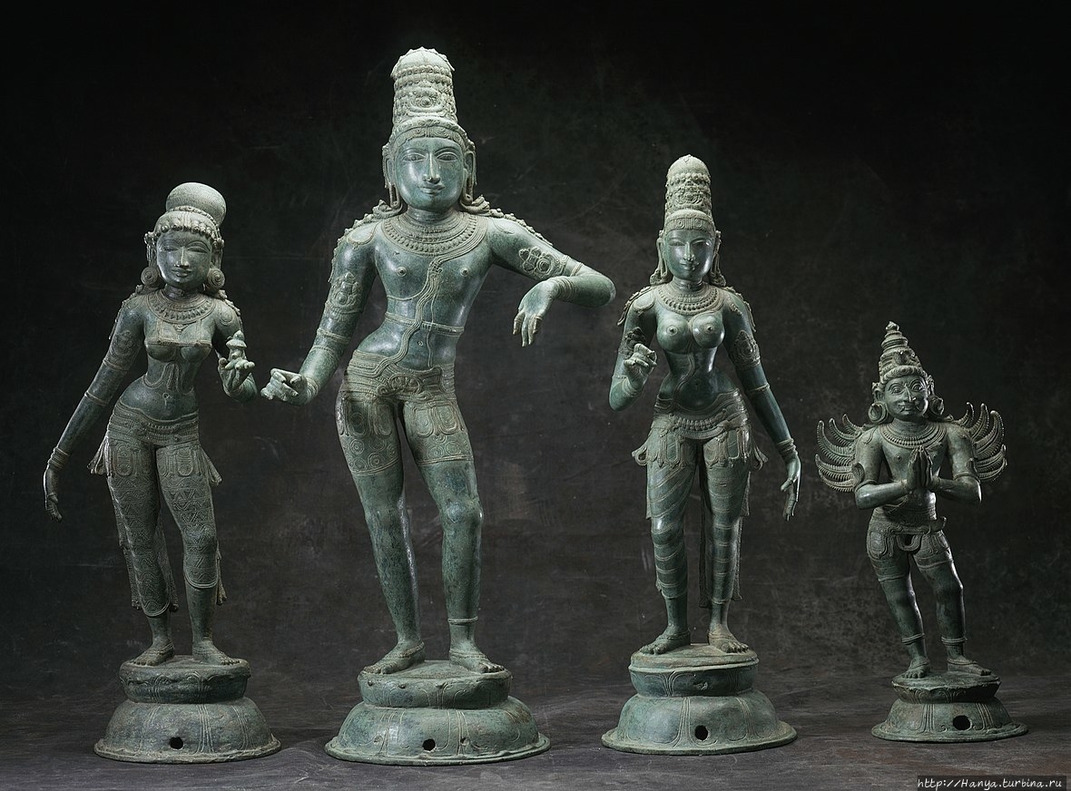 Кришна с двумя своими женами. Слева-направо — Rukmini, Krishna, Satyabhama и ездовое животное Гаруда. Из интернета