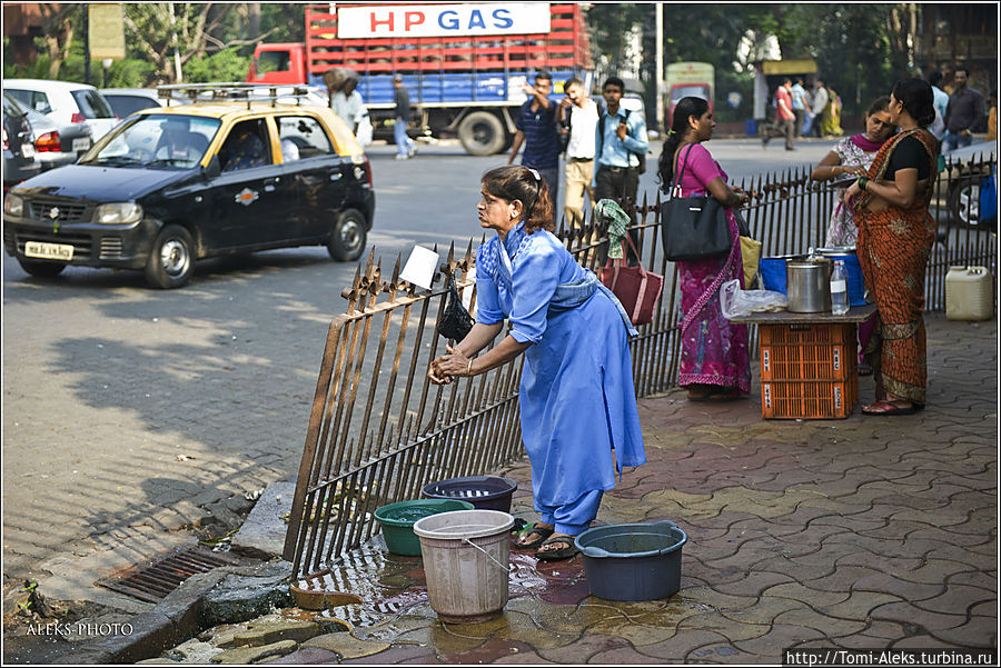 Выйдя из собора, попадаешь словно в другую реальность, — на улице простые индийцы занимаются повседневными делами...
* Мумбаи, Индия