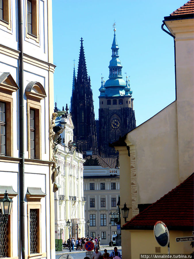Оборачиваемся назад — отовсюду виден Собор Св. Вита Прага, Чехия