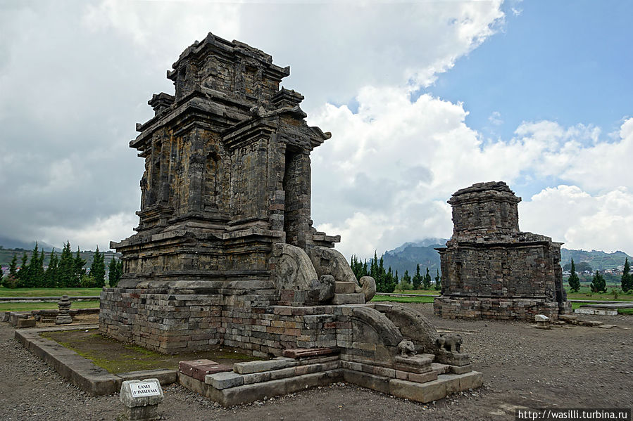 Руины индуистского храма на плато Диенг. Ява, Индонезия