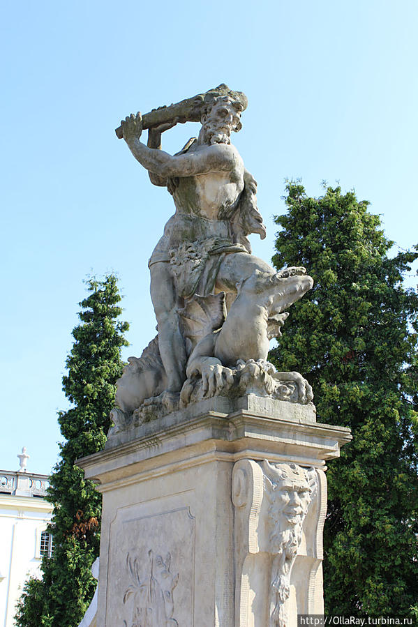 В дворцовых парках есть интересные скульптуры. Белосток, Польша