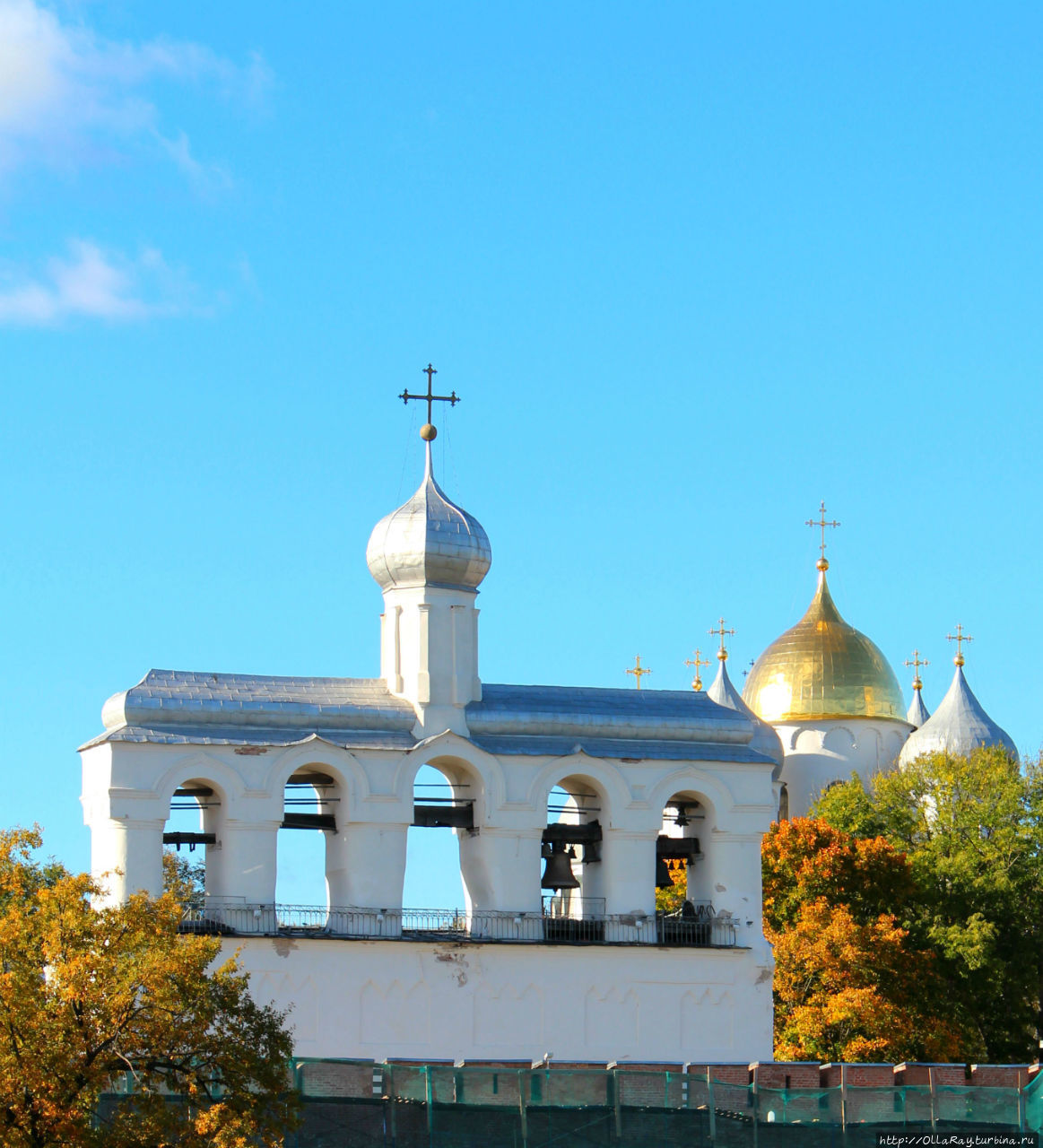 Вид на Софию и звонницу со стороны Волхова. Великий Новгород, Россия