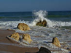 Каждая новая волна делает свою  прическу этому камню. Вот, например, ирокез.