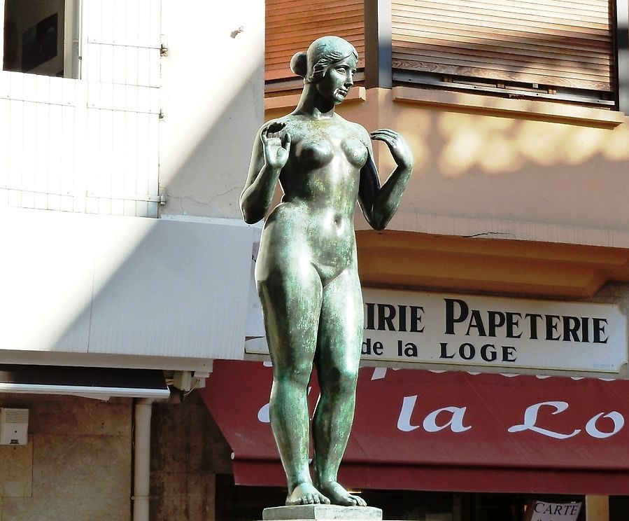 Статуя Венеры на площади de la Loge Перпиньян, Франция