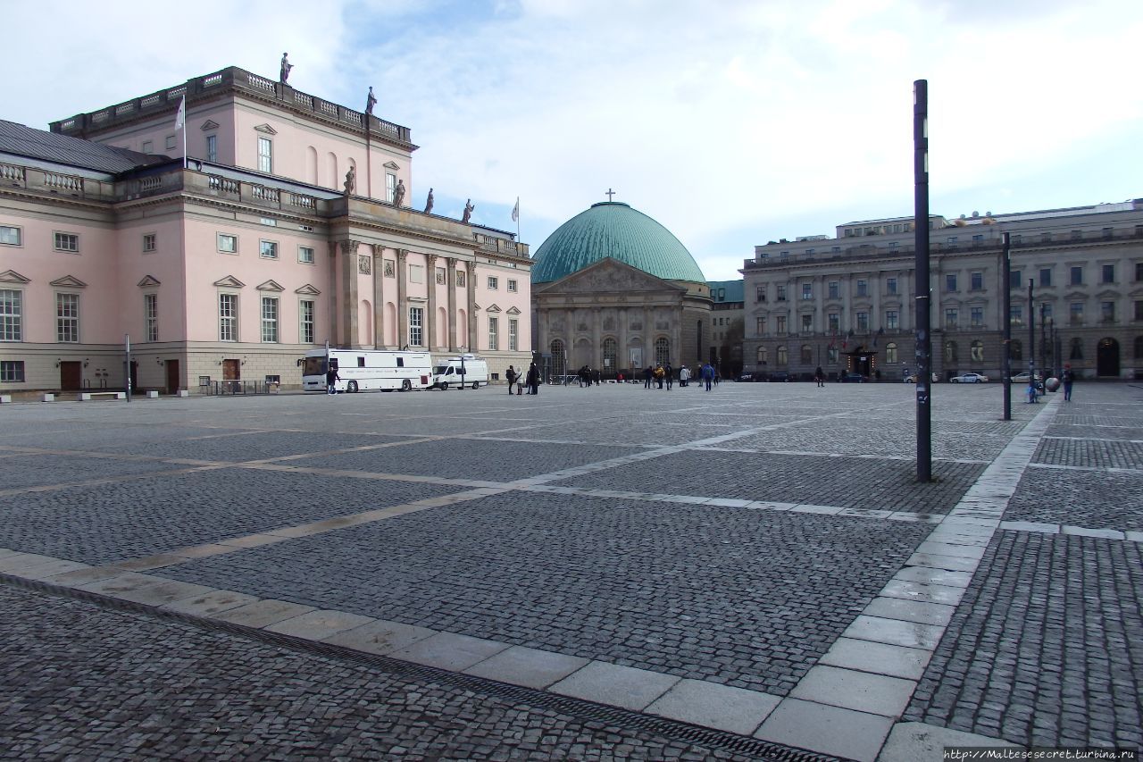 Bebelplatz (площадь Бебеля) — одна из центральных площадей в Берлине Берлин, Германия