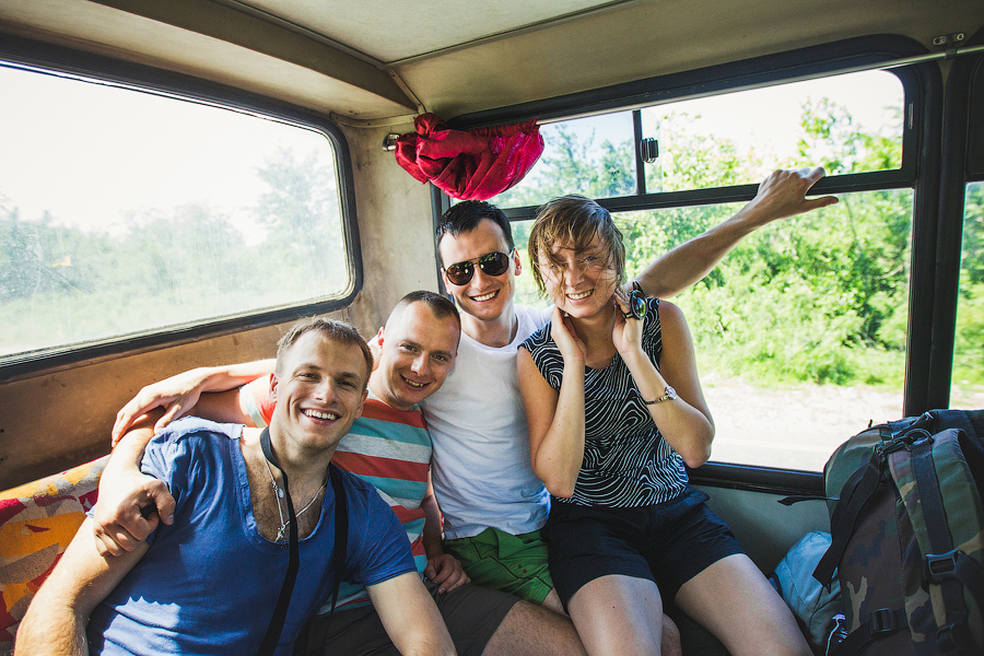 Аэропорт Кутаиси совсем небольшой, в день туда прилетает всего несколько рейсов. И к каждому из них готовятся — при прохождении паспортного контроля вас поприветствуют на украинском языке (мы летели с Киева), а у дверей будет ожидать голодная толпа таксистов, готовых отвезти в любую точку Грузии.. 
Ехать на такси нам не очень хотелось, поэтому до Кутаиси добирались в полуразваленном рейсовом автобусе, который, тем не менее, меньше 100 км/ч вроде не ехал:) Компанию нам составили мега-веселые туристы из Польши. Настроение поездки задалось сразу:) Они удивлялись всему вокруг.. чего только стоила фраза: 