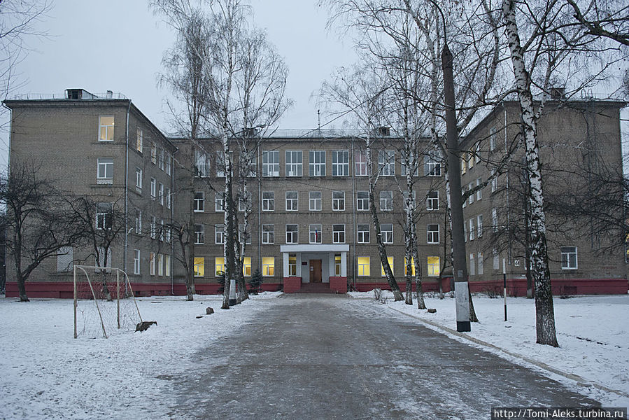 Новое здание Корпуса — почти в центре Воронежа, окруженное яблоневым садом...
*