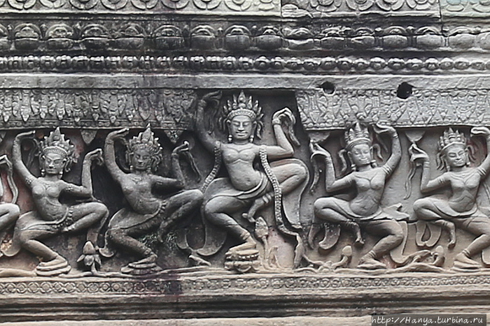 Рельефные изображения танцующих деват над дверьми Ангкор (столица государства кхмеров), Камбоджа