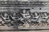Рельефные изображения танцующих деват над дверьми