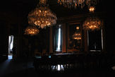 Люстры для конференц-зала созданы в Вене в 1860 г.