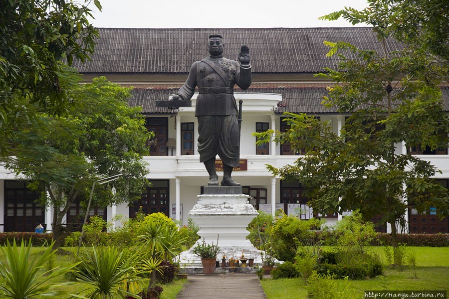 Статуя Короля Сисаванг Вонга / Statue of Sisavang Vong