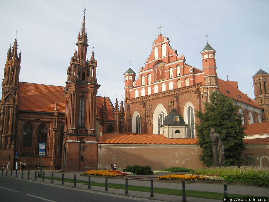 Костел святой Анны и Бернардинцев. Памятник Адаму Мицкевичу Вильнюс, Литва