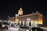 Здание Администрации города напротив снежного городка тоже преображается в новогодним праздникам