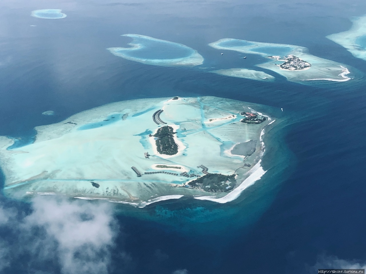 Под крылом самолета о чем-то поют песчаные атоллы Мальдив Мальдивские острова