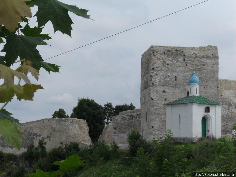 Прогулка  по  Изборской  крепости Изборск, Россия