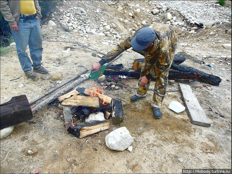 Нивовод из Абакана подкармливает костёр маслом... Бурятия, Россия