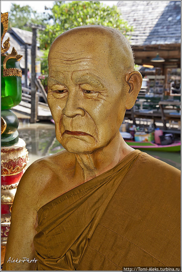 В одном из уголков Плавучего рынка мы набрели на сидящих в ряд восковых серьезных мужиков. Аж, мурашки пробегают, стоит заглянуть в их суровые буддистские лица...
* Паттайя, Таиланд