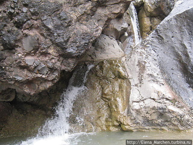 В глубине каньона река представляет собой мощный каскад из небольших бурлящих водопадиков,  некоторые из которых достигают 2 метров. Зеленогорье, Россия