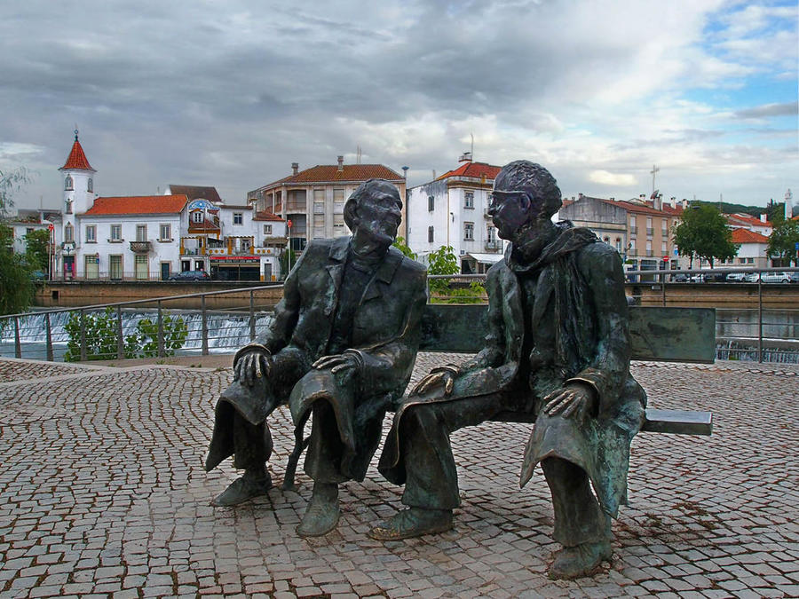 Памятник двум Фернандо
Слева Fernando Araújo Ferreira (1912-1998), 
справа Fernando Lopes-Graça (1906-1994) Томар, Португалия