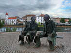 Памятник двум Фернандо
Слева Fernando Araújo Ferreira (1912-1998), 
справа Fernando Lopes-Graça (1906-1994)