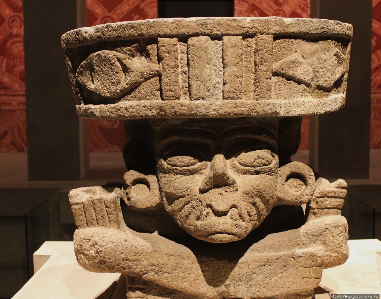 Скульптура-жаровня бога огня Huehueteotl, найденная при раскопках Теотиуакана. Находится в Музее антропологии Мехико. Из интернета