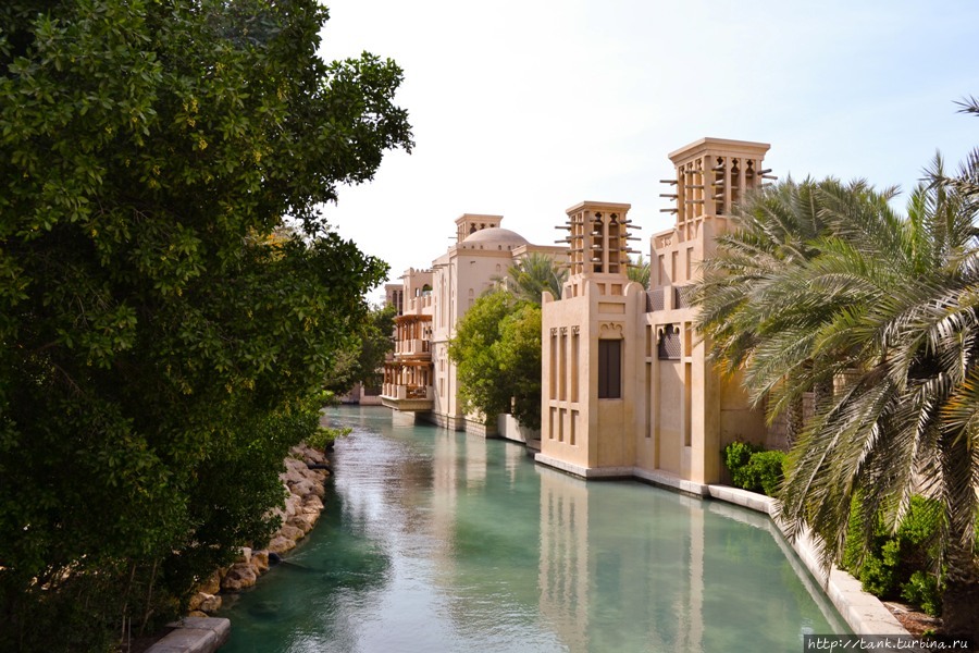 Но, а если серьезно, то на Парус лучше смотреть с другой стороны, из отеля Madinat Jumeirah, что находится слева от него. Дубай, ОАЭ