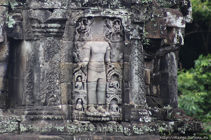 Ложные двери украшены резным изображением Локешвары. Фото из интернета Ангкор (столица государства кхмеров), Камбоджа
