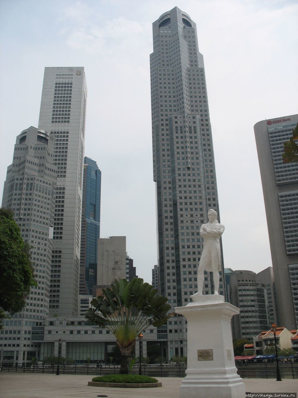 Памятник основателю Сингапура Раффлзу