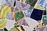 мозаика сломанных плиток, которая похожа на разбросанные карты из нескольких старых колод
