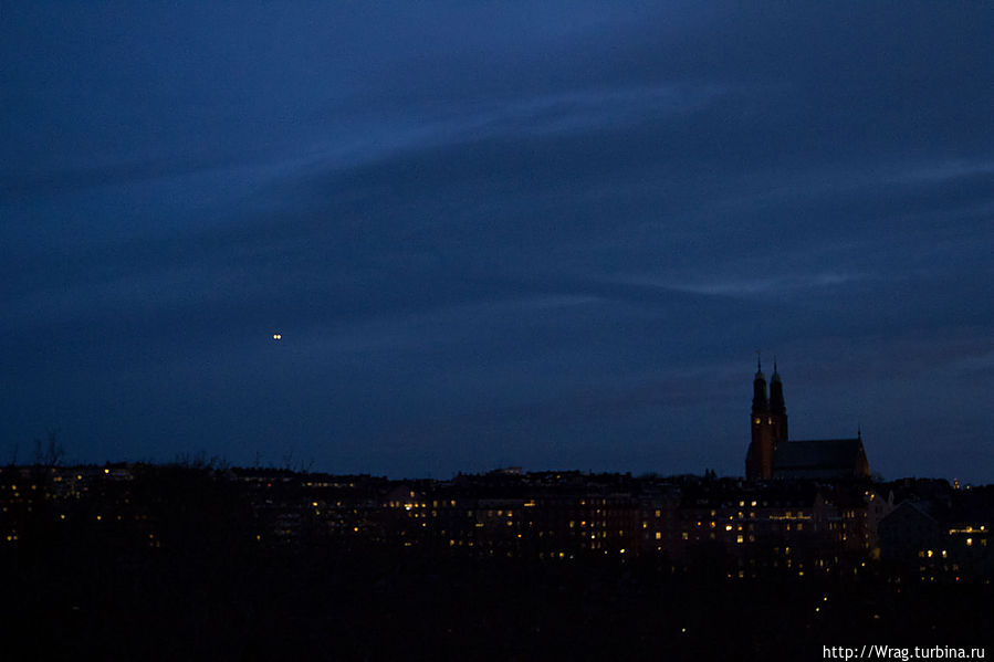 В ночи она возвышается как гигантский исполин над городом. Стокгольм, Швеция