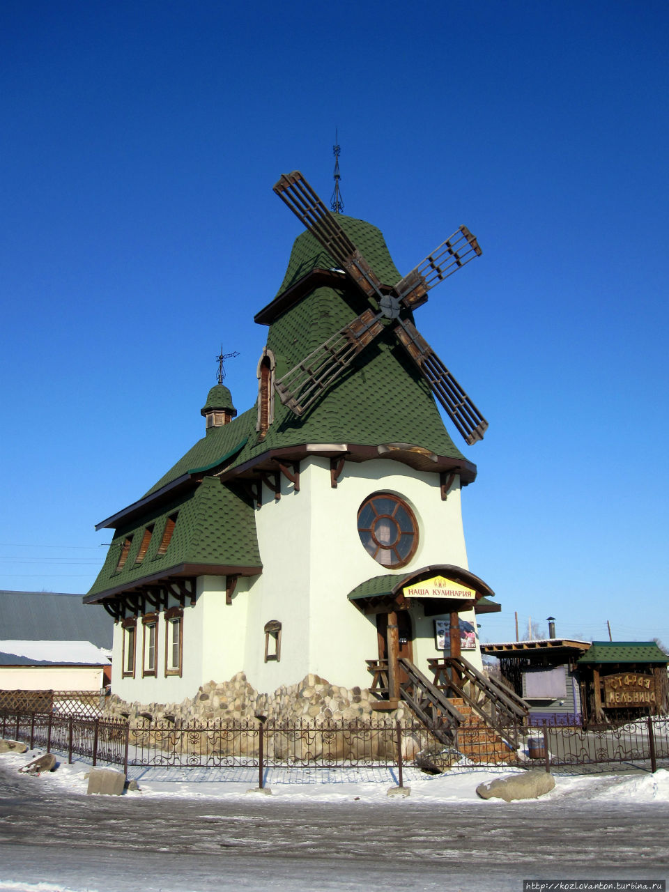 Кафе-кулинария Старая мельница. На него сразу обращаешь внимание, когда выходишь из автобуса возле автовокзала. Белокуриха, Россия