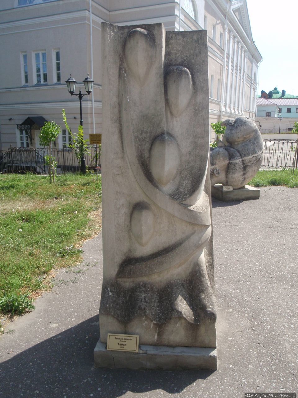 Арт-объекты возле картинной галереи Пенза, Россия