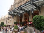 Casino de Monte-Carlo. Первый игорный дом в Европе и одно из старейших игорных заведений в мире. На входе проверяют паспорт. Коренным жителям Монако посещение казино запрещено.