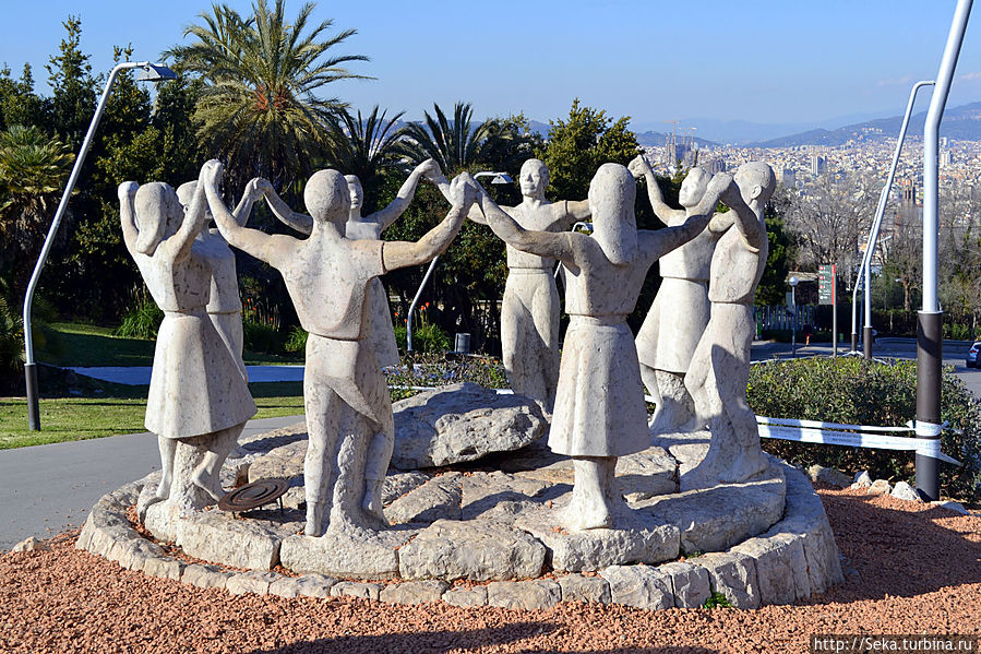 Памятник национальному танцу каталонцев Сардана Барселона, Испания