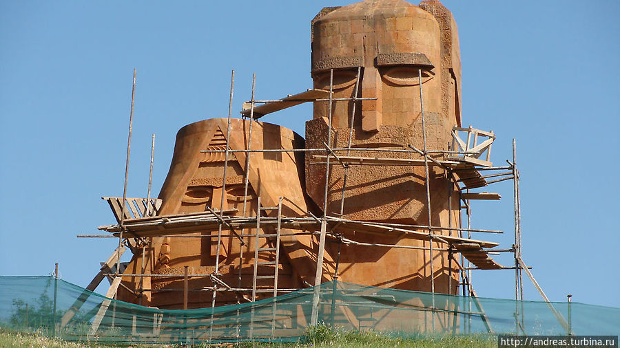 Символ Арцаха — монумент Папик и Татик Степанакерт, Азербайджан