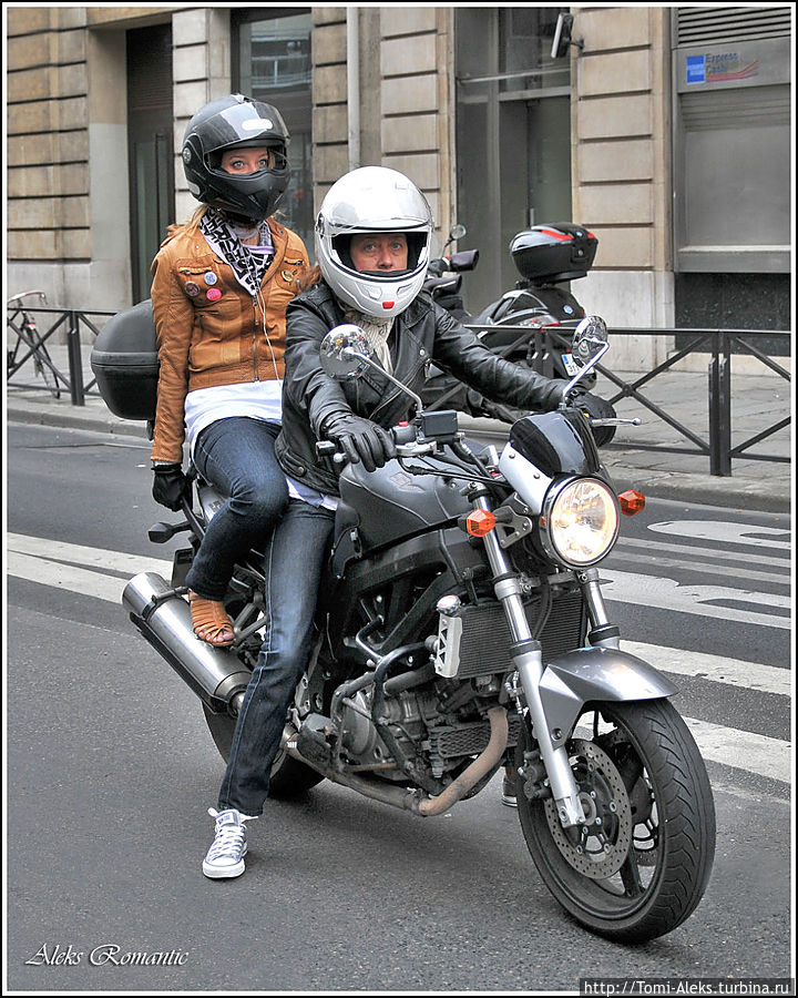 Мотоциклы в Париже повсюду. Честно говоря, уже после поездки, когда я разглядывал многочисленные фото, засилье мотоциклов начало меня напрягать. Ими облеплены все улицы. Ни одно здание не сфотаешь без участия этого популярного у парижан транспортного средства...
*