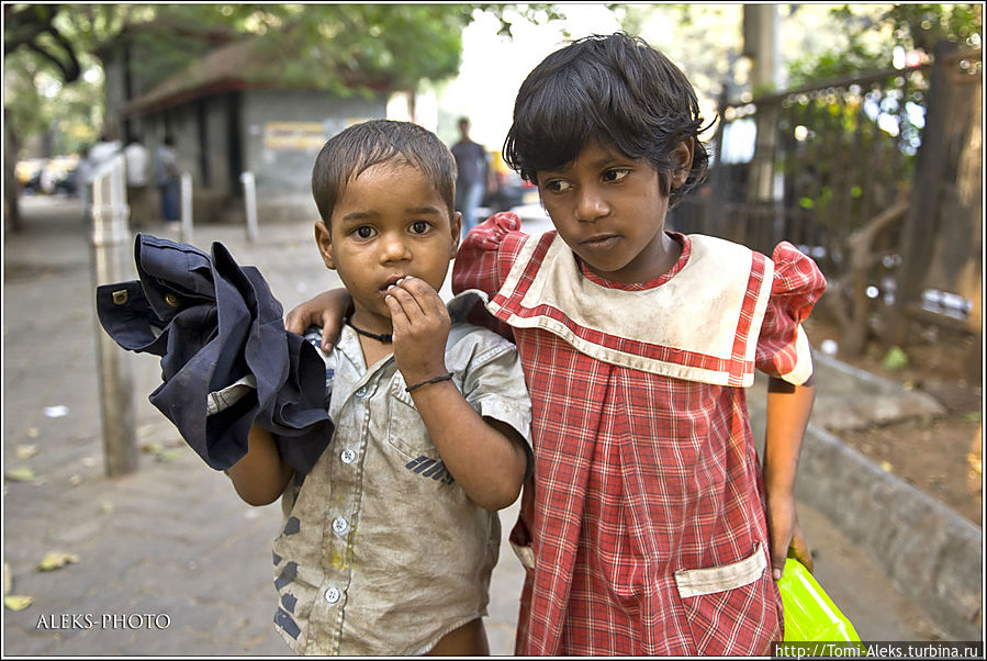 Пара малышей встретилась нам в самом центре Бомбея. Жест мальчика — это главный знак, которым многочисленные голодающие показывают, что они очень хотят есть. Английский язык знают лишь образованные индийцы. А жесты понятны всем...

Продолжение разговора на эту тему в части 2 Индия