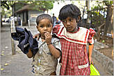 Пара малышей встретилась нам в самом центре Бомбея. Жест мальчика — это главный знак, которым многочисленные голодающие показывают, что они очень хотят есть. Английский язык знают лишь образованные индийцы. А жесты понятны всем...

Продолжение разговора на эту тему в части 2
