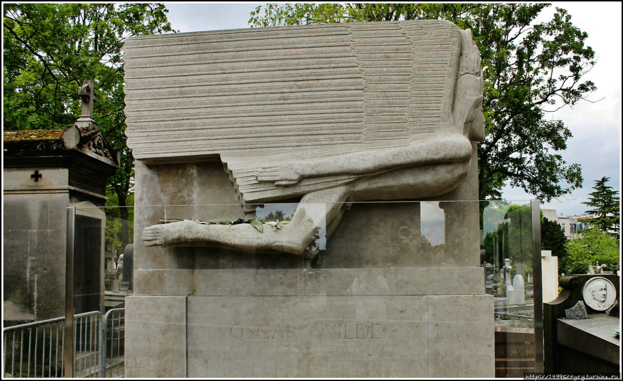 Памятник Оскару Уайльду на кладбище Пер-Лошез Париж, Франция